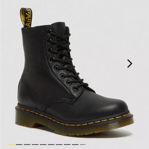 Dr. Marten 1460 Pascal boot in Black Virginia sz 9